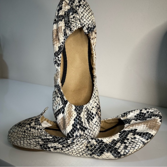 Old Navy Snake Print Flats - Picture 10 of 10